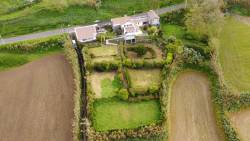 Quinta do Sol Poente constituida por Casa Sol Poente e Casa de Encanto