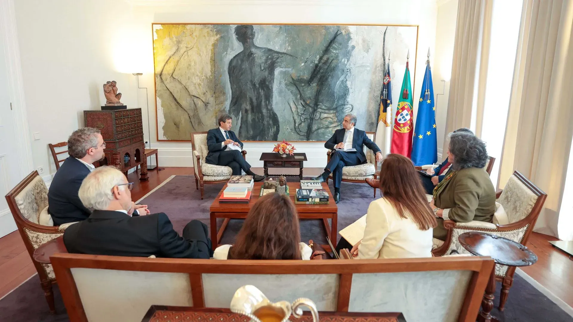 O Presidente do Governo dos Açores, José Manuel Bolieiro, recebeu hoje, em audiência, o Presidente da Câmara de Comércio e Indústria de Ponta Delgada (CCIPD), Mário Fortuna.